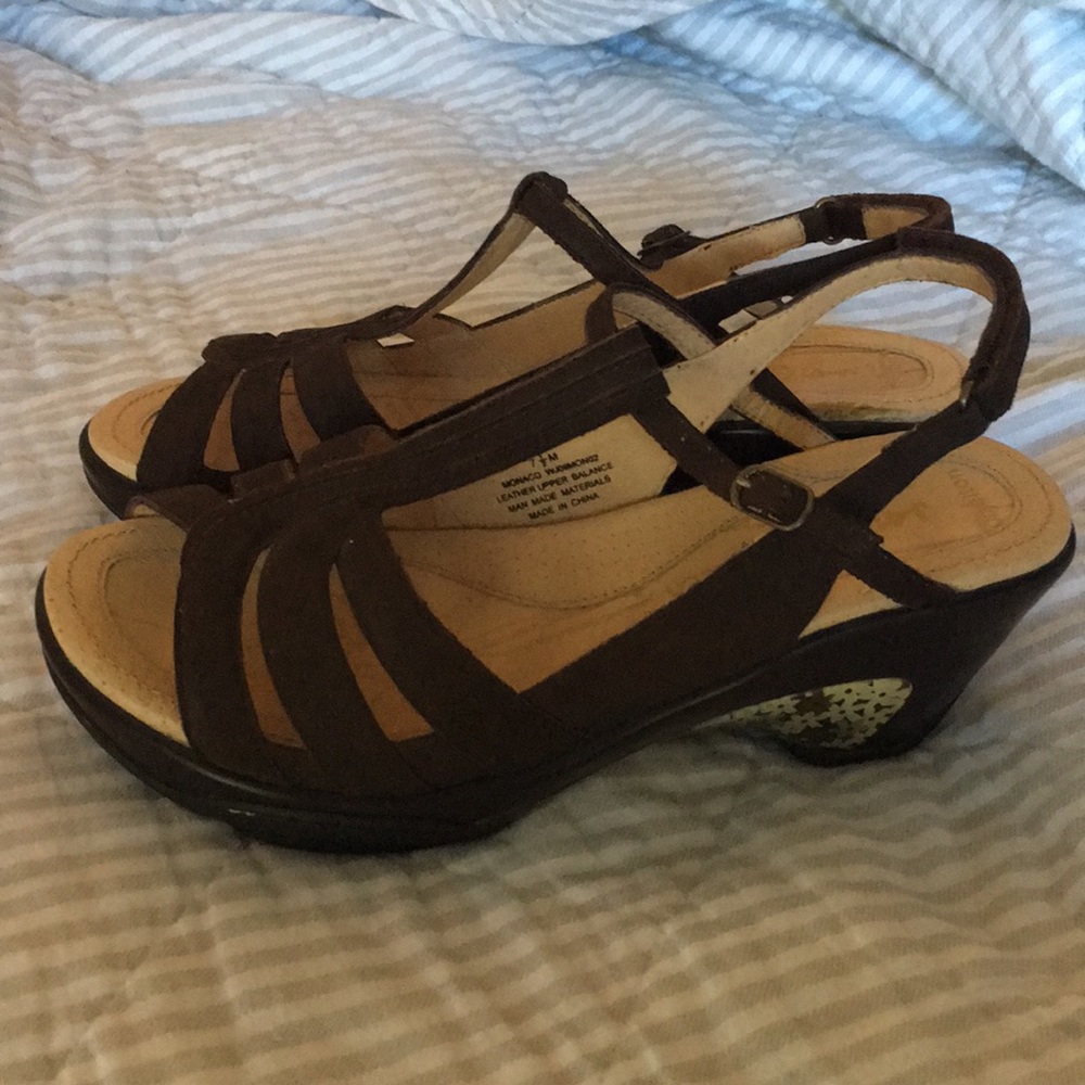 J 41 7 1/2 brown adventure on women shoes